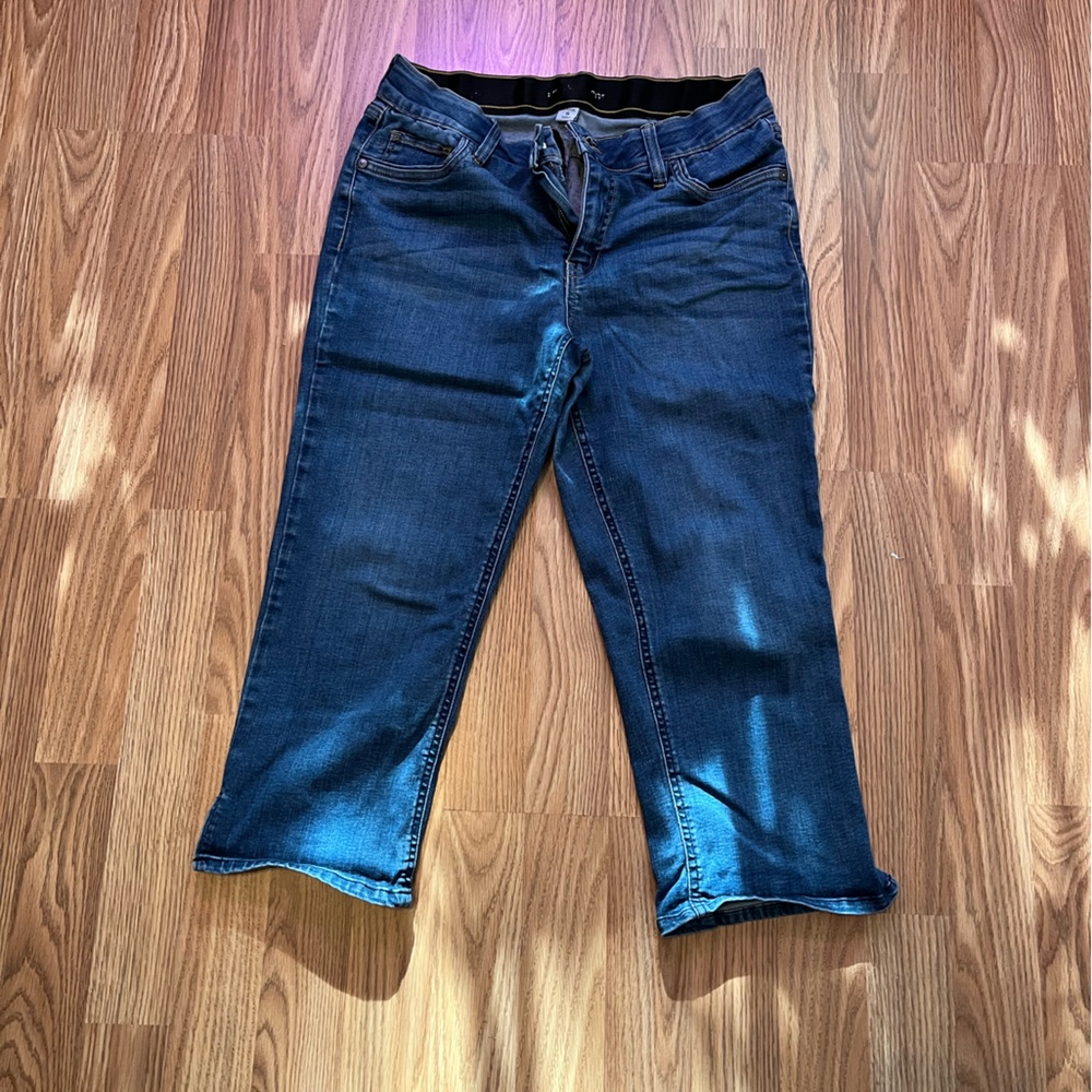 Liz Claiborne capri jeans. Size 8. Gently worn.